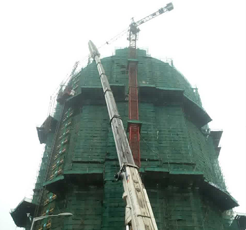 香坊吊车在工地上作业